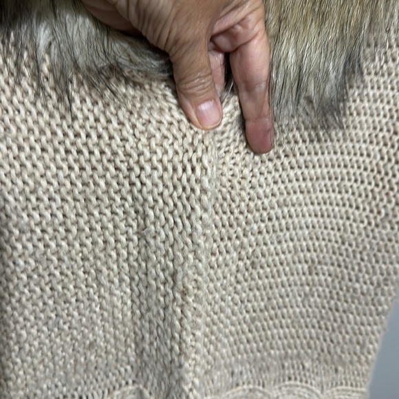 Madison Sleeveless Tan Cable Knit Sweater Vest w/Faux Fur Collar Medium EUC - Picture 4 of 11